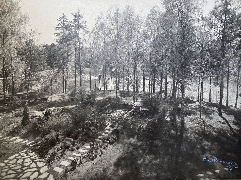 Villa Gyllenbergin puutarhan sunken garden huvilan kattoterassilta kuvattuna 1948. Puutarhan oli suunnitellut Paul Olsson. Valokuva: Fred Runeberg / Signe ja Ane Gyllenbergin säätiö. 