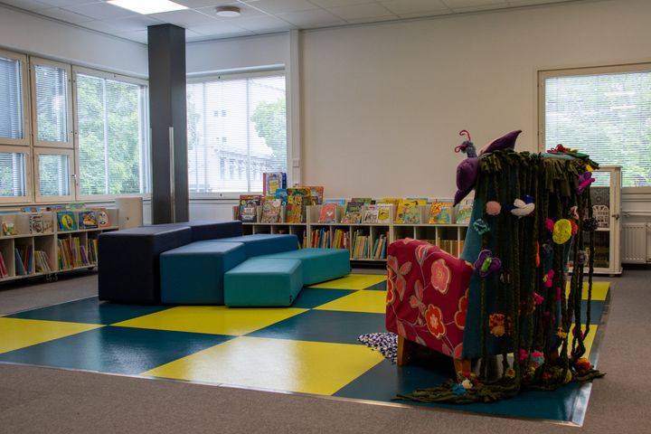 Naantalin pääkirjaston uudella lastenosastolla on ”Satuviidakko”-tuoli, jonka ovat ideoineet ja valmistaneet Suopellon yläkoulun oppilaat vuosien 2018 - 2020 aikana käsityön tunneilla, opettaja Kirsi Lindroosin avulla.