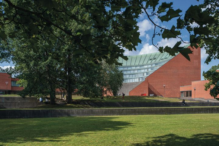 Teknillisen korkeakoulun päärakennuksen (nyk. Aalto-yliopisto) puisto, Espoo. Valokuva Maija Holma, Alvar Aalto -säätiö.