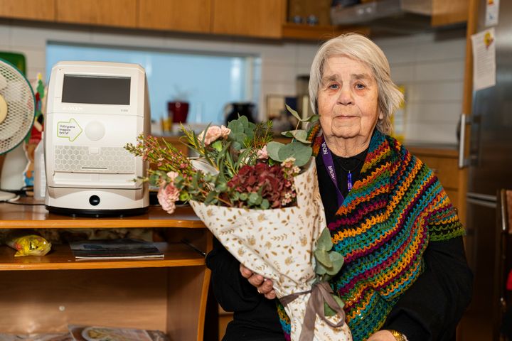 89-vuotias Stefanía Valentínusardóttir oli ensimmäinen islantilainen, joka sai Evondos-robotin käyttöönsä.