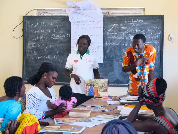 Finska Missionssällskapet är en av Esbo församlingars största samarbetspartner. Här i bild seminarium för söndagsskolelärare i Senegal, ett av de projekt som Esboborna stöder i den lutherska kyrkan i Senegal. Att utbilda lärare är en viktig uppgift i ett land där enbart 60 procent är läskunniga. Foto: Iiris Arjanne