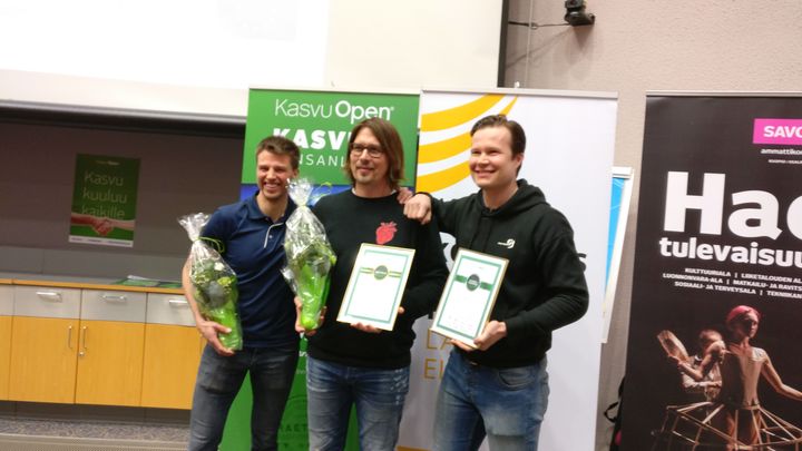 Keskellä voittajayrityksen RPS Brewing Oy:n toimitusjohtaja Samuli Huuhtanen, oikealla kunniamaininnan saaneen Pro Prospect Oy:n toimitusjohtaja Eetu Qvist.