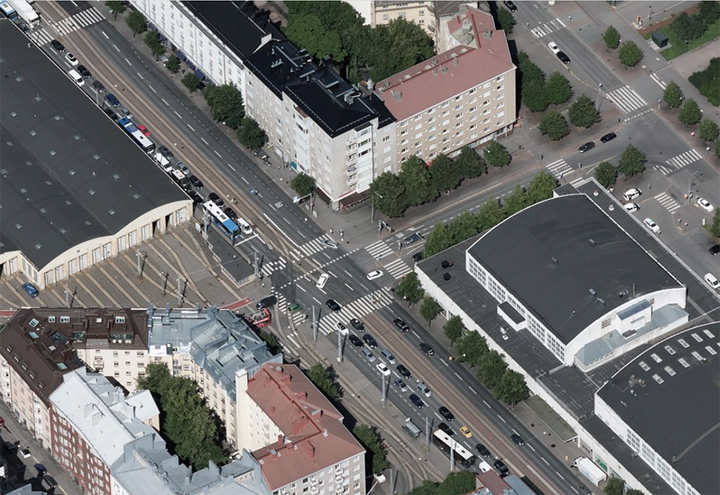 Ilmakuva Mannerheimintien, Eino Leinon kadun ja Toivonkadun risteyksestä. Kuva: Helsingin kaupunki.
