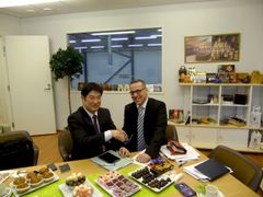 Healthy-Hut Co. Ltd. yhtiön markkinointipäällikkö Yanai Tomokazu ja toimitusjohtaja Marko Iso-Kungas 25.4.2014 tuloksekkaissa sopimusneuvotteluissa Suklaatehdas Dammenbergin tuotteiden viennistä Japaniin.