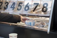 Maksun jälkeen asiakas saa tilaamansa hampurilaisen lämpötunnelista.