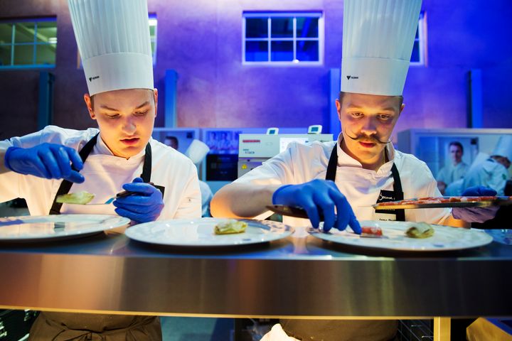 Johan Kurkela (vas) ja Ismo Sipeläinen. Kauden 2018-2019 Suomen Bocuse d'Or edustaja Ismo Sipeläinen ja assistentti Johan Kurkela