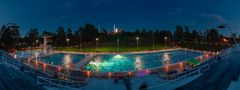 Kumpulan kuutamouinti nautitaan perjantaina 21. elokuuta, ja Uimastadionin iltauinneista iloitaan perjantaina 11. syyskuuta. Kuva: Helsingin kaupunki