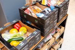 Aamupäivisin myynnissä olevilla hyvikkilaatikoilla taklataan ruokahävikkiä S-market Bulevardilla ja muissa pk-seudun S-marketeissa. Kuva: Lari Lappalainen