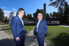 Juha Metsälä ja Ari Loukkola Välivainion ostoskeskuksen edessä, jonka tilalle nousee neljä uutta kerrostaloa.