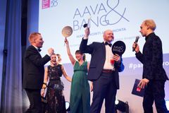 Aava & Bang palkittiin vuoden 2020 Great Place to Work -gaalassa Suomen parhaana työpaikkana pienten organisaatioiden sarjassa. Kuva: Mika Levälampi.