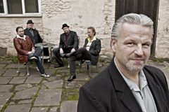 Vuoden yhtye Micke Bjorklof & Blue Strip julkaisee kymmenkertaisen Grammy-voittajan tuottaman albuminsa tämän viikon perjantaina. Kuva: Sam Dawson
