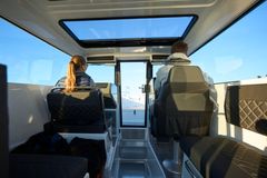 Matkustamon avaruutta korostaa valtavien sivuikkunoiden lisäksi myös suuri, täysleveä avattava kattoikkuna. Kartturin istuimen kippiselkänoja mahdollistaa istumisen kasvot menosuuntaan tai seurustelun pöydän ääressä takana istuvan kanssa.