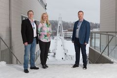 Jyväskylän yliopiston ja Vapon yhteistä professuuria ovat valmistelleet professori Ari Väisänen (vas.), Vapon Ventures -liiketoiminnan vetäjä Mia Suominen ja kemian laitoksen johtaja Mika Pettersson. Kuva: Jyväskylän yliopisto/Vapo Ventures