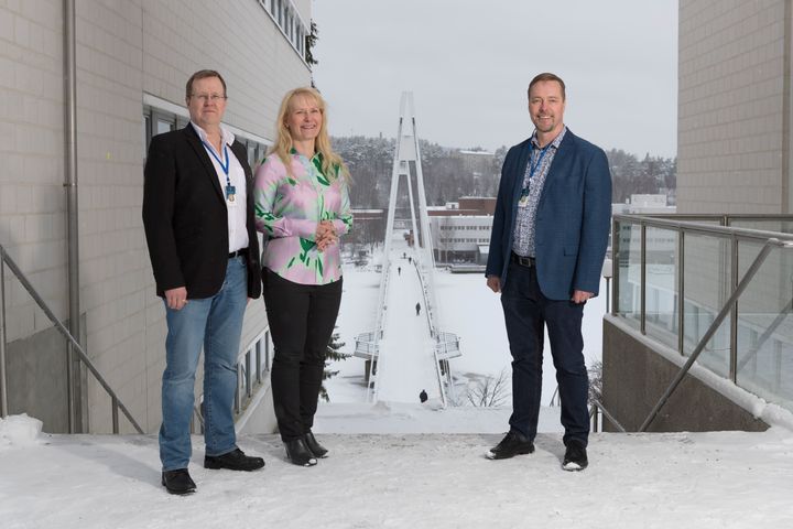 Jyväskylän yliopiston ja Vapon yhteistä professuuria ovat valmistelleet professori Ari Väisänen (vas.), Vapon Ventures -liiketoiminnan vetäjä Mia Suominen ja kemian laitoksen johtaja Mika Pettersson. Kuva: Jyväskylän yliopisto/Vapo Ventures