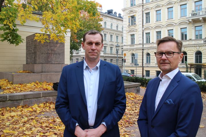 Timo Kalliomäki från Sydbottens Andelsbank (på vänster) och Juha Niemelä från Liedon Osuuspankki