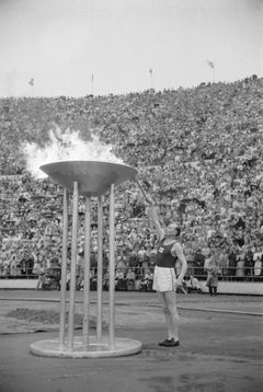 Paavo Nurmi sytyttää olympiatulen Helsingissä 1952. Rajattu kuva: Räshid Nasretdin / Nasakuva / Journalistinen kuva-arkisto JOKA / Museovirasto