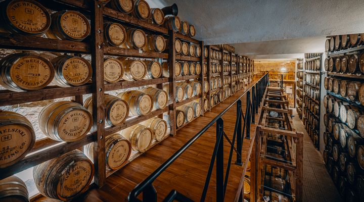 The Helsinki Distilling Companyn uuden viskikellarin optimaaliset olosuhteet vähentävät viskin haihtumista, eli tavallisista viskivarastoista tuttua enkelten osuutta. Viskiä kellariin mahtuu yli 100 000 litraa.