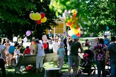 Kesällä 2022 Suuressa Lastenjuhlassa Naantalin Kirkkopuistossa oli iloinen tunnelma. Kuva Jaska Poikonen