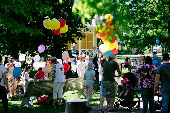 Kesällä 2022 Suuressa Lastenjuhlassa Naantalin Kirkkopuistossa oli iloinen tunnelma. Kuva Jaska Poikonen