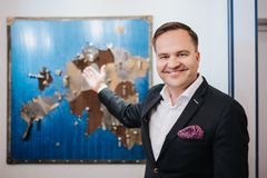 Hotellinjohtaja Klaus Ek iloitsee Solo Sokos Hotel Estorian saavuttamasta World Luxury Hotel –tittelistä. Vuonna 2014 avatussa hotellissa on 93 värikästä tarinaa kertovaa yksilöllistä huonetta ja laaja kokoelma virolaisten taiteilijoiden teoksia.