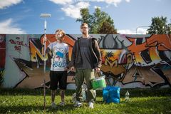 ”Katutaidekartalla on 12 katu- ja graffititaiteen tekijän ja kokijan vinkkejä kaupungin kiinnostavimmista kohteista. Kuvan maaalaajapariskunta JR ja EORE pitävät yhtenä suosikkipaikoistaan Suvilahden vapaata maalausseinää.” Kuva: Miikka Pirinen