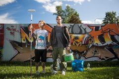 ”Katutaidekartalla on 12 katu- ja graffititaiteen tekijän ja kokijan vinkkejä kaupungin kiinnostavimmista kohteista. Kuvan maaalaajapariskunta JR ja EORE pitävät yhtenä suosikkipaikoistaan Suvilahden vapaata maalausseinää.”  Kuva: Miikka Pirinen