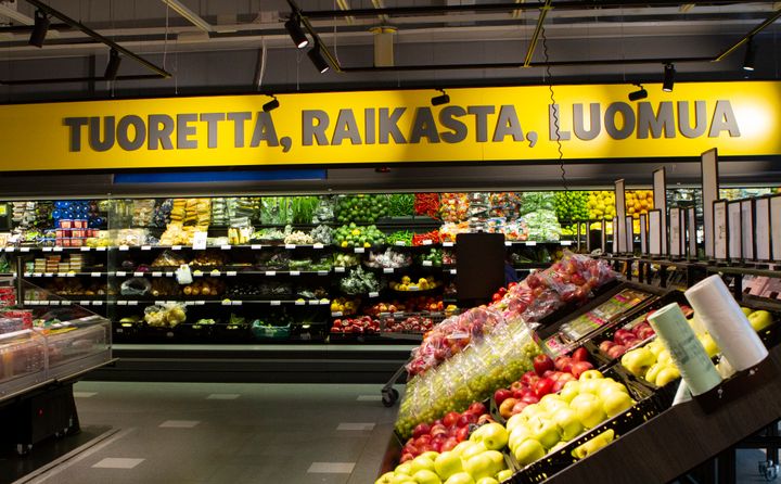 Useita esimerkkejä uudistuneista, vastuullisemmista tuotepakkauksista löytyy S-ruokakauppojen hedelmä- ja vihannesosastoilta. Monissa pakkauksissa pakkausmateriaalin määrää on vähennetty tai muovia on korvattu kartongilla.