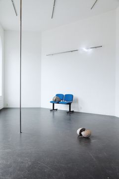 Sari Palosaari: Time is Out of Joint #1 (2017), installaatio, 280 x 300 x 300 cm