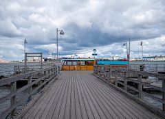 Vesiliikennöintialus Pihlajasaaren laiturissa. Kuva: Ilona Raivio/Helsingin kaupunki