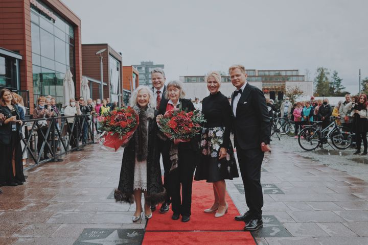 Torstaina alkuillasta Hyvinkään keskustan Tähtiraitilla paljastettiin tämän vuoden Red Carpet -tähdet, jotka kuuluvat Elina Salolle ja Seela Sellalle. Paikalla heitä tapaamassa oli myös Hyvinkään kaupunginjohtaja Johanna Luukkonen sekä sivistystoimenjohtaja Pentti Halonen. Tilaisuuden juonsi Red Carpet-festarin taiteellinen johtaja Antti Luusuaniemi. Kuva Hyvinkään kaupunki/Teemu Heikkilä