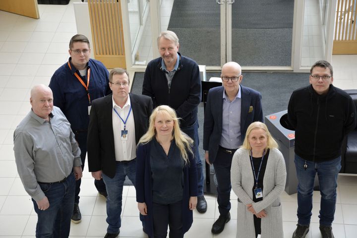 Kiertotalouden osaamiskeskittymän johtoryhmä. Takana vasemmalla Elmeri Lahtinen, Weeefiner, ja Hannu Haapala, JAMK. Keskirivi vasemmalta: Risto Ryymin, Alva-yhtiöt, Ari Väisänen ja vararehtori Henrik Kunttu, Jyväskylän yliopisto, sekä Janne Keränen, VTT. Eturivissä Mia Suominen, Neova, ja Outi Pakarinen, Jyväskylän yliopisto.
(Kuva: Jyväskylän yliopisto.)