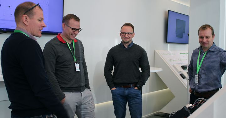 Schneider Electricin asiantuntija Heikki Hietanen (vas.) esittelee automaatiojärjestelmiä Rexelin sertifioiduille myyjille Anssi Niemiselle, Joonas Wikmanille ja Sami Hynyselle.