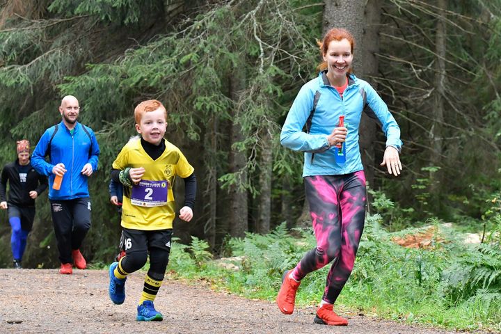 Nuuksio Classic Mini Maratonilla lapset voivat kulkea hyväkulkuisilla poluilla kiertävän reitin vanhemman kanssa. Kaikki saavat osallistujapalkintona Nuuksio Classic -mitalin. Kuva: Miska Koivumäki. 