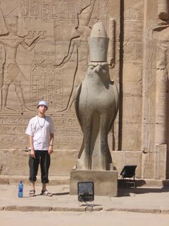 Sebastian Porceddu Horuksen patsaan luona Edfun temppelin edessä tähän mennessä ainoalla Egyptin matkallaan vuonna 2006. Kuva Heidi Jauhiainen.