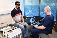 Toiminnallinen lähi-infrapuna spektroskopia (NIRS) on optinen mittaustekniikka, jolla mitataan aivokuoren aivoverenkiertoa. 
Erilaista mittausteknologiaa ja niiden dataa yhdistämällä pyritään löytämään entistä tehokkaampia menetelmiä aivoverenkiertohäiriöiden diagnosointiin. Kuva: Oulun yliopisto / Juha Sarkkinen