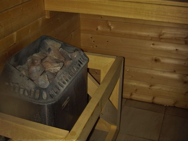 Jokaisen saunaa käyttävän on tärkeää tiedostaa saunaan liittyvät turvallisuushuomiot.