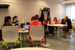 Kaksikielisen sairaanhoitajakoulutuksen pilottiryhmä aloitti opintonsa tammikuussa 2022.