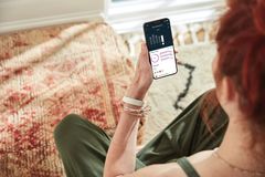Luxen mukana tulee maksuton kuuden kuukauden kokeilujakso Fitbit Premium -jäsenpalvelua, joka tarjoaa yksityiskohtaisempia tulkintoja henkilökohtaisista terveyden avainlukemista. Luxea, kuten kaikkia sykettä mittaavia Fitbitin laitteita käyttävät, näkevät Fitbitin sovelluksessa  Stress Management Score -stressilukeman. Se tarjoaa päivittäin aktiivisuuteen, uneen ja sykkeeseen perustuvan arvion kehon kyvystä käsitellä stressiä.