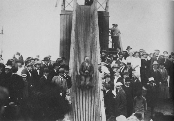 Rutschbanan av trä blev en publikfavorit redan under den första mässan som ordnades i det självständiga Finland sommaren 1920.