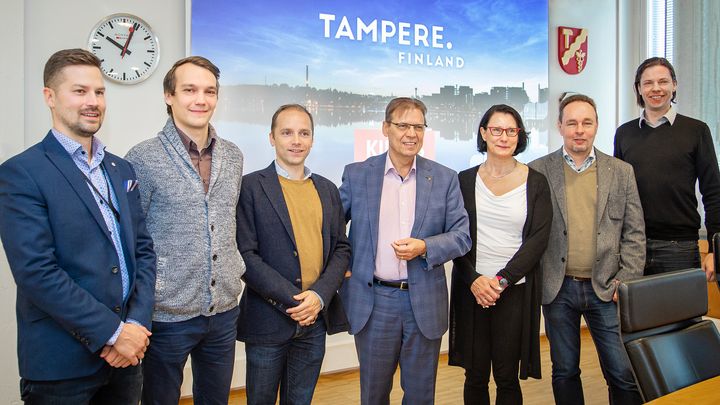 Rapid Tampere collaboration accelerator actors (from left to right): Antti Keskinen representing Caruna, Lars Melakoski and Sébastien Gianelli representing Vertical, 
the Mayor of Tampere Lauri Lyly, Tuula Ruokonen representing Valmet, Jouni Myllymäki and Tommi Uitti representing Business Tampere. Photo: Mirella Mellonmaa / Business Tampere.