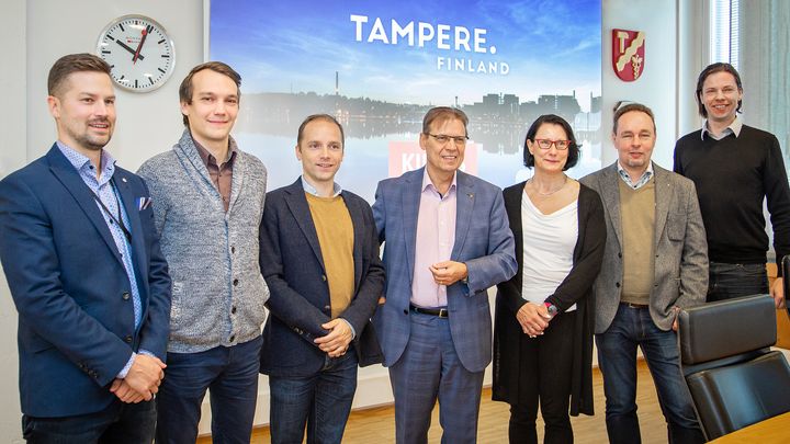Rapid Tampere collaboration accelerator actors (from left to right): Antti Keskinen representing Caruna, Lars Melakoski and Sébastien Gianelli representing Vertical,
the Mayor of Tampere Lauri Lyly, Tuula Ruokonen representing Valmet, Jouni Myllymäki and Tommi Uitti representing Business Tampere. Photo: Mirella Mellonmaa / Business Tampere.
