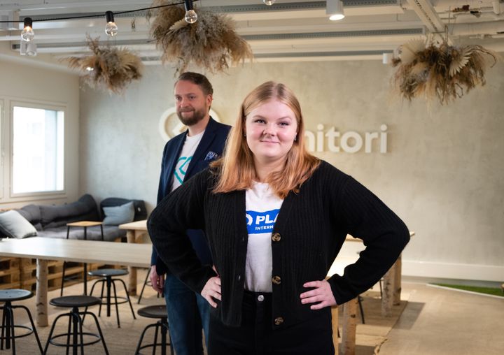 Duunitorin toimitusjohtaja Thomas Grönholm luovutti paikkansa Vilma Hoviniemelle osana Planin kansainvälistä #GirlsTakeover-tempausta, jonka teemana oli tänä vuonna luotettava tieto ja tasa-arvo. Kuva: Jarkko Relander