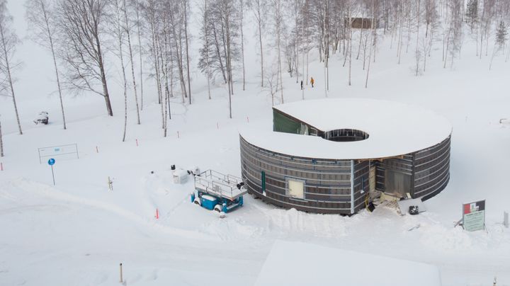 Pyörre-talo on saanut lumipeitteen ja valmistuu kovaa vauhtia