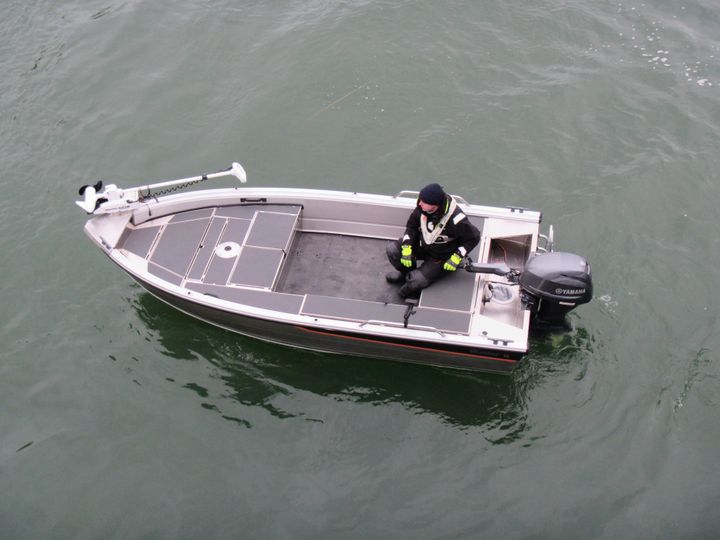 Till Buster S fiskeutrustningspaketet hör en spölåda, en kastplattform med en fiskestol samt en ställning för en frontmotor.