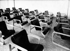 Paimio-tuoleja parantolan auditoriossa 1930-luvulla. Kuva Gustaf Welin, Alvar Aalto -museo.