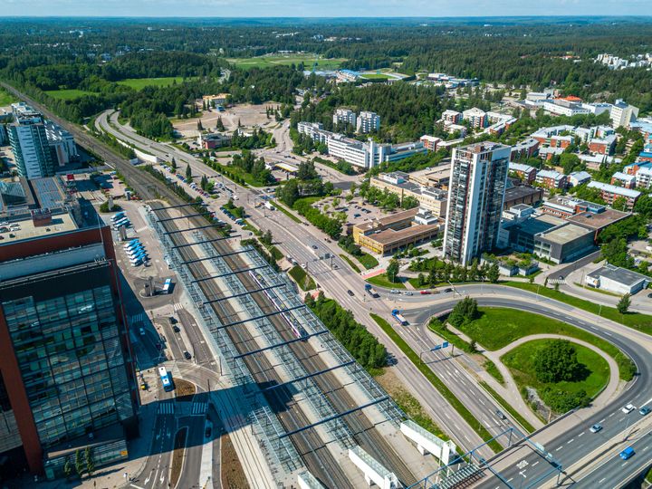Järnvägen och Åbovägen klyver Alberga i två delar. Ett mål är att knyta samman de norra och södra delarna till ett enda attraktivt och trivsamt centrum där det är lätt att röra sig till fots och med cykel. Bild: Taneli Lahtinen
