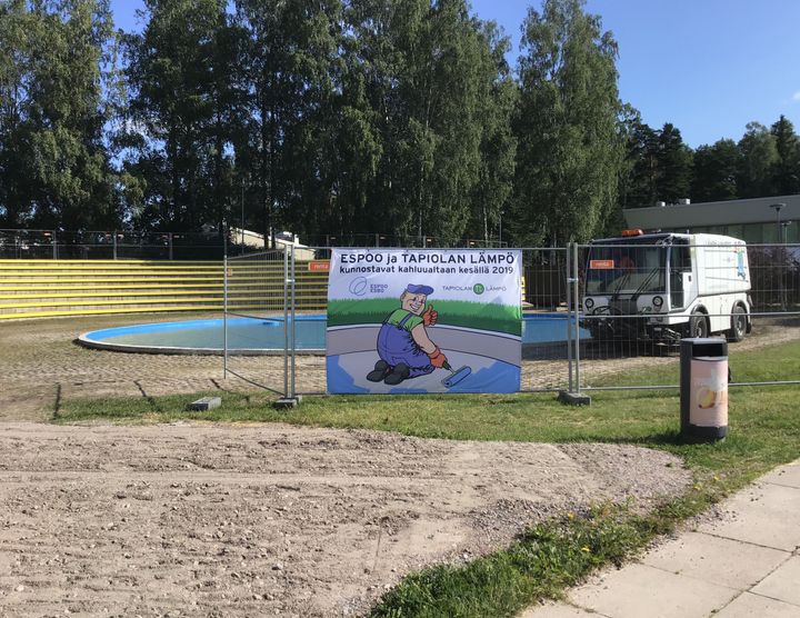 Viimeistelytöitä Tapiolan kahluualtaan avaamiseksi 19.7.2019