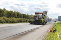 I sommar tillåter den nuvarande finansieringen för basväghållningen ett stombeläggningsprogram som omfattar cirka 108 kilometer.  Illustration.