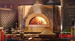 Rosson elävän tulen uuni luo ravintolaan italialaista tunnelmaa.