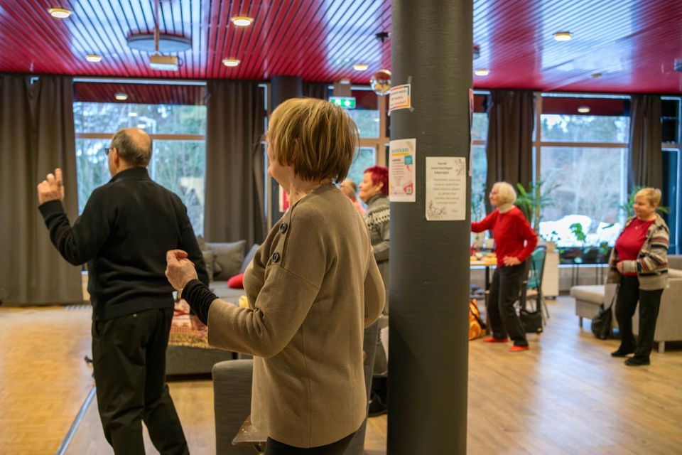 Perjantaiklubilla voi halutessaan osallistua myös vetreyttävään jumppahetkeen. Kuva: Reea Lunden